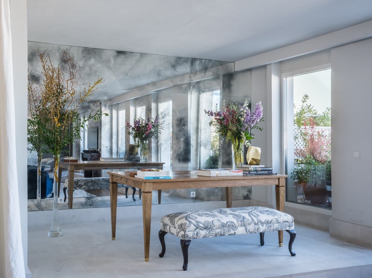 Estudio María Santos Reforma integral y decoración de vivienda minimalista Madrid espejo pared