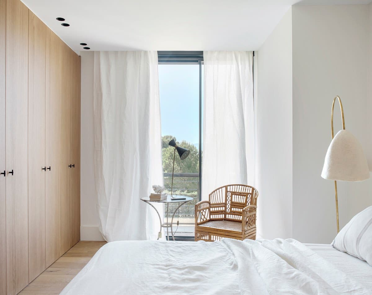 Estudio María Santos Reforma integral y decoración de vivienda minimalista Madrid dormitorio en tonos blancos