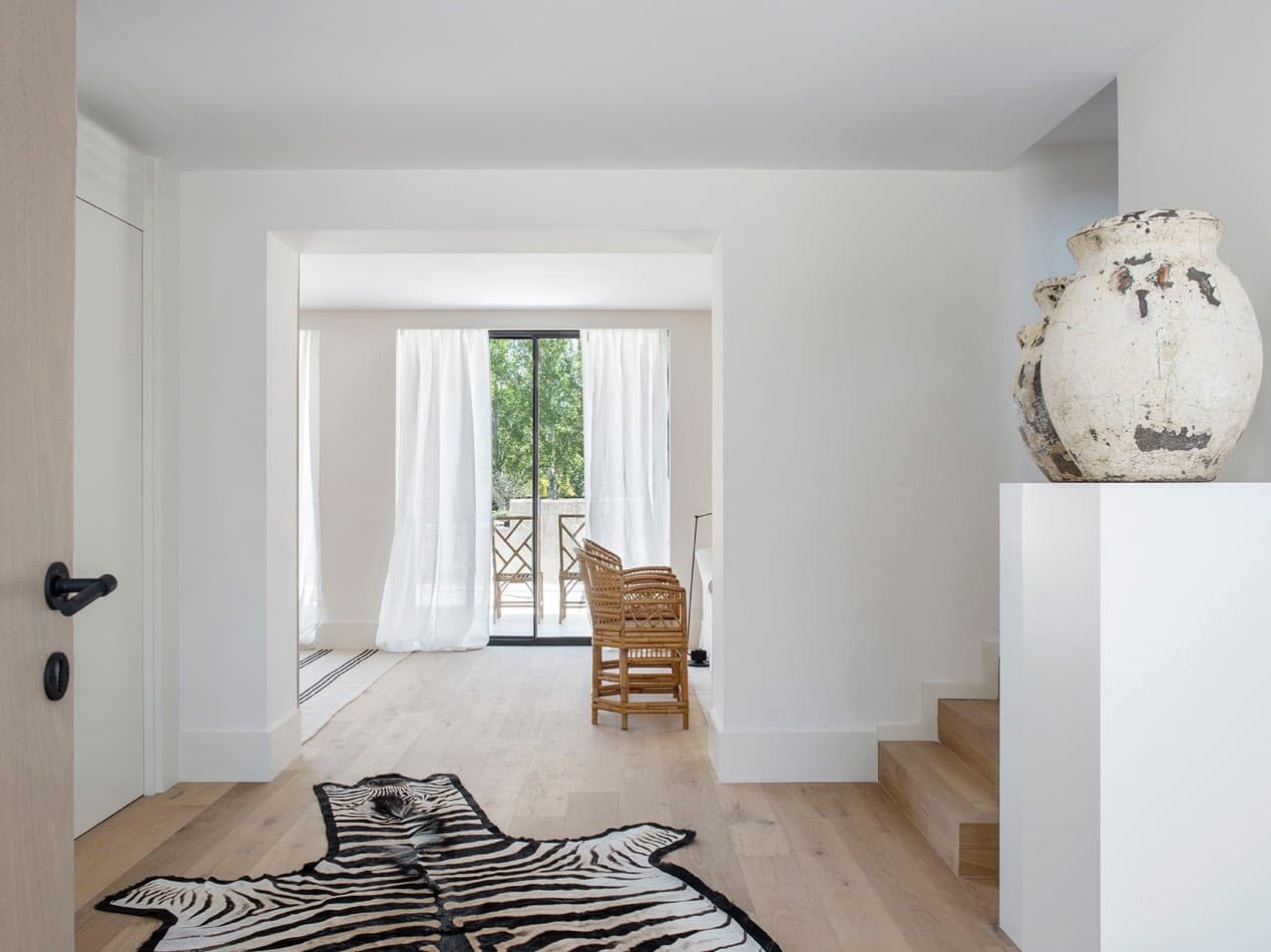 Estudio María Santos Reforma integral y decoración de vivienda minimalista Madrid alfombra de cebra