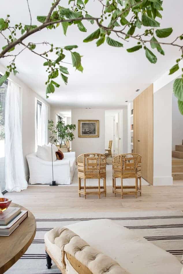 Estudio María Santos Reforma integral y decoración de vivienda minimalista Madrid sofa blanco sillas mimbre salón