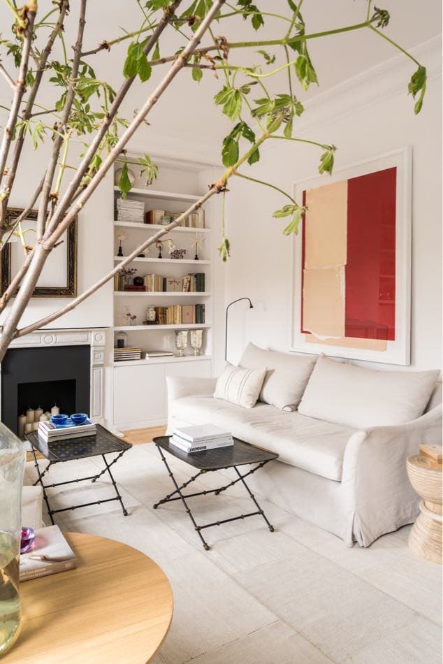 Estudio María Santos Reforma integral y decoración de vivienda minimalista Madrid sofá tonos blancos